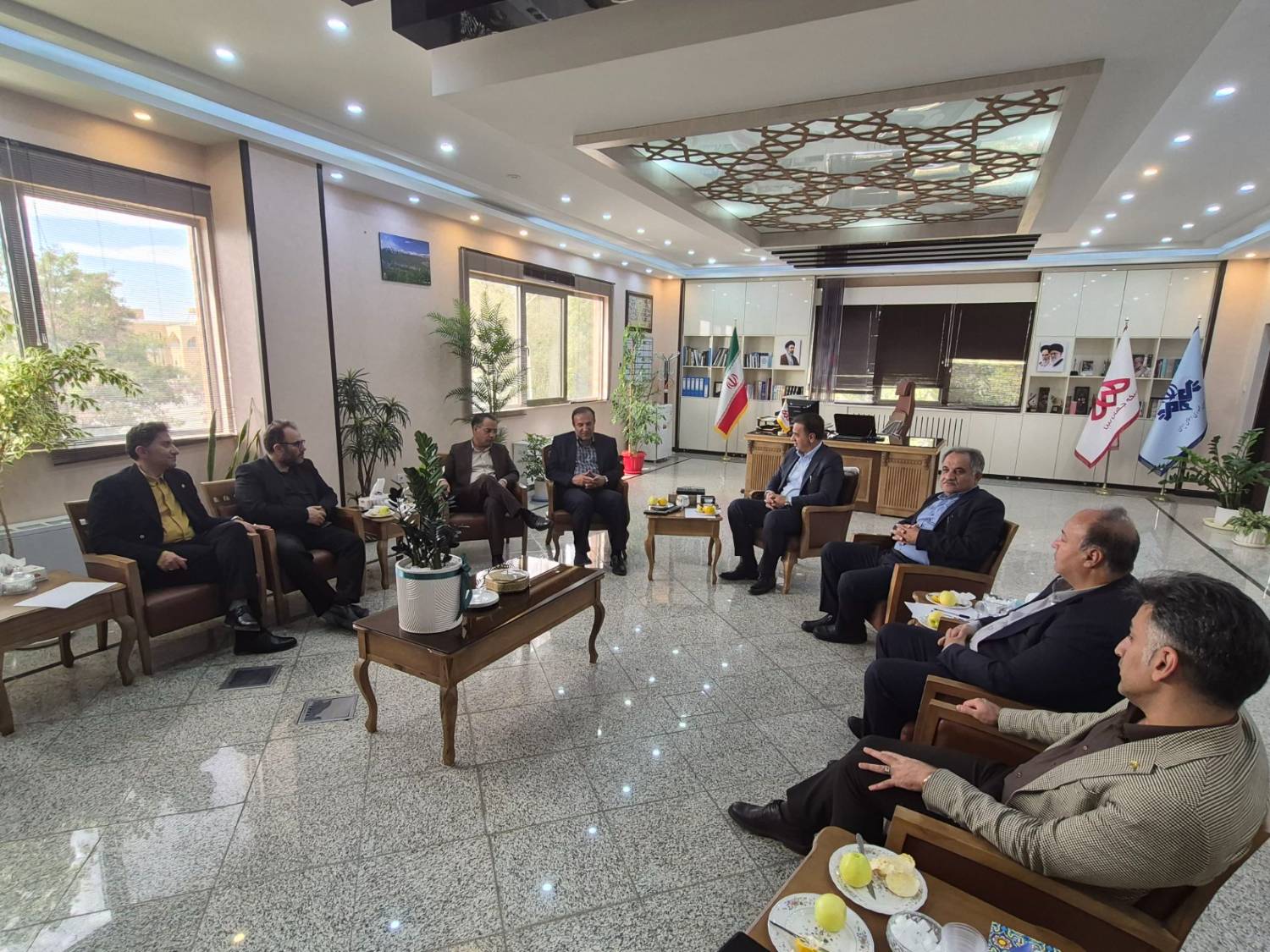 رییس کانون وکلای دادگستری استان چهارمحال و بختیاری در دیدار با مدیرکل صدا و سیمای استان: از پخش برنامه ها و فیلم هایی که به دور از واقع بوده و چهره وکلا را در اذهان عمومی مخدوش می سازد خودداری شود.